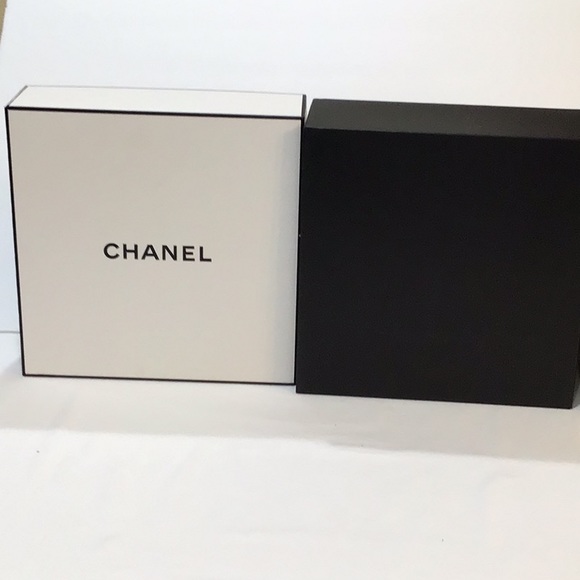CHANEL Other - Big Chanel box in good condition